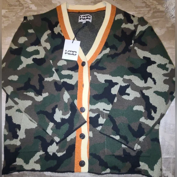 Camouflage V-Neck Button-Up Sweater - Picture 4 of 4